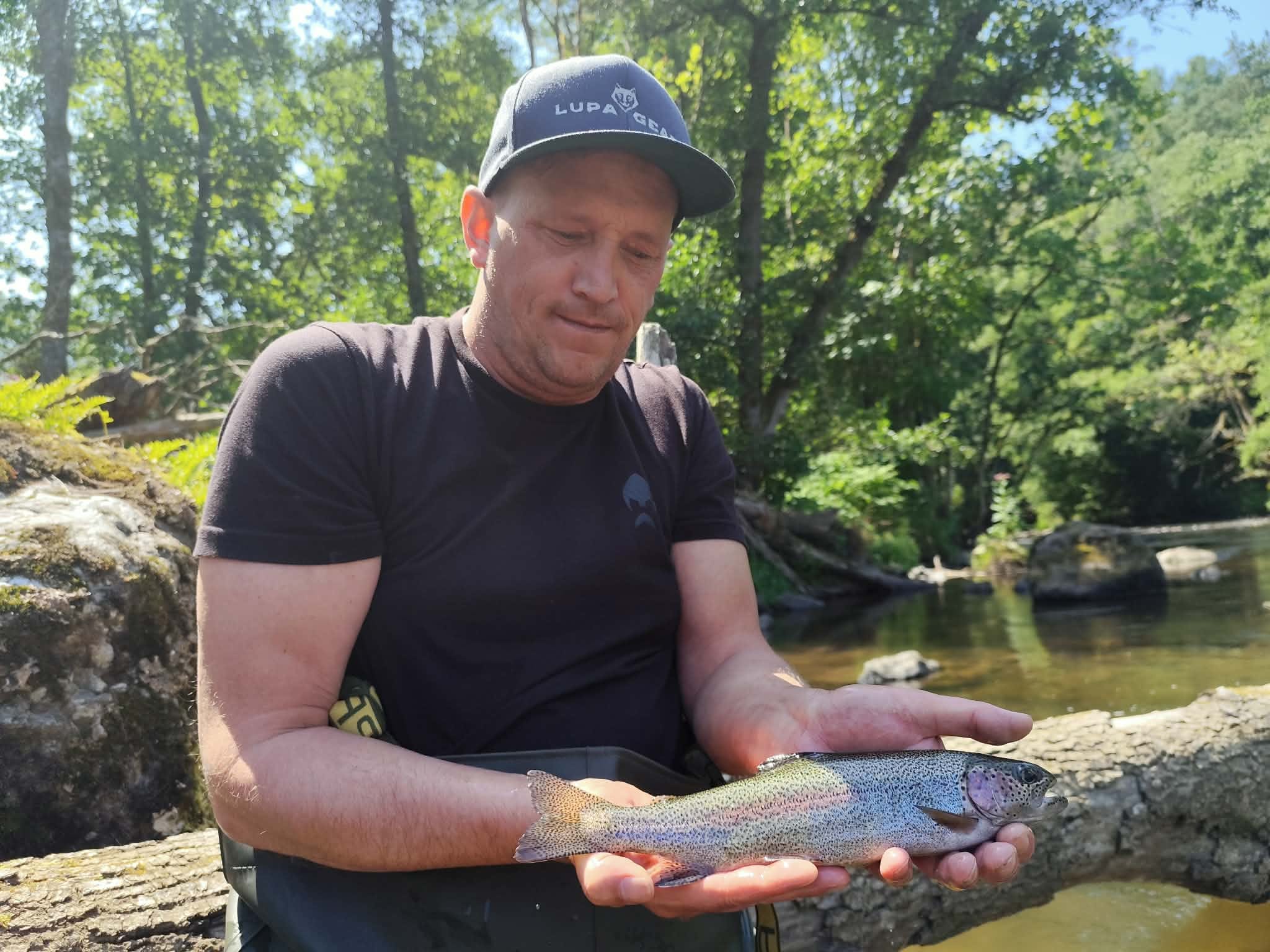 Jeroen met een forel uit een snelstromend riviertje in de Ardennen